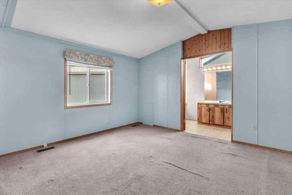 MLS® A2253934 - 294 Burroughs Circle NE in Montgomery Calgary, Mobile
