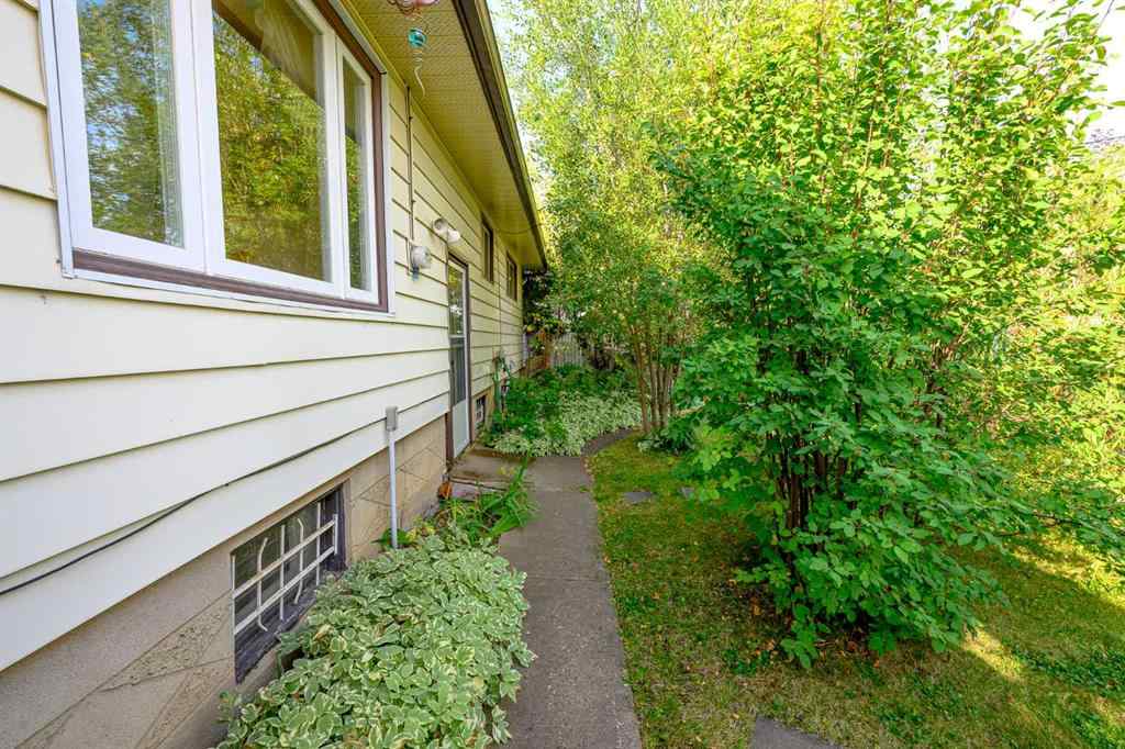 MLS® A2253989 - 10230 112 Avenue  in Avondale Grande Prairie, Residential