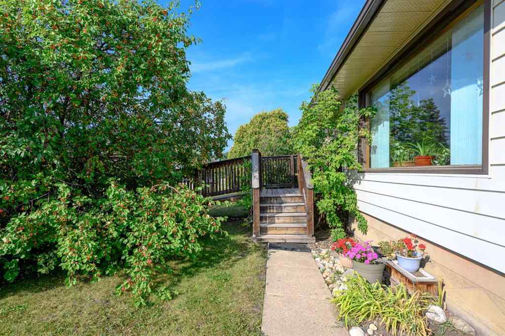 MLS® A2253989 - 10230 112 Avenue  in Avondale Grande Prairie, Residential