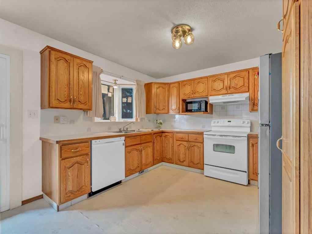 MLS® A2254079 - 120 Shannon Crescent SE in SE Southridge Medicine Hat, Residential