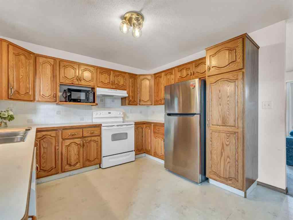 MLS® A2254079 - 120 Shannon Crescent SE in SE Southridge Medicine Hat, Residential