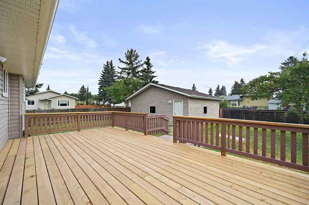 MLS® A2254086 - 5704 18 Avenue NE in Pineridge Calgary, Residential