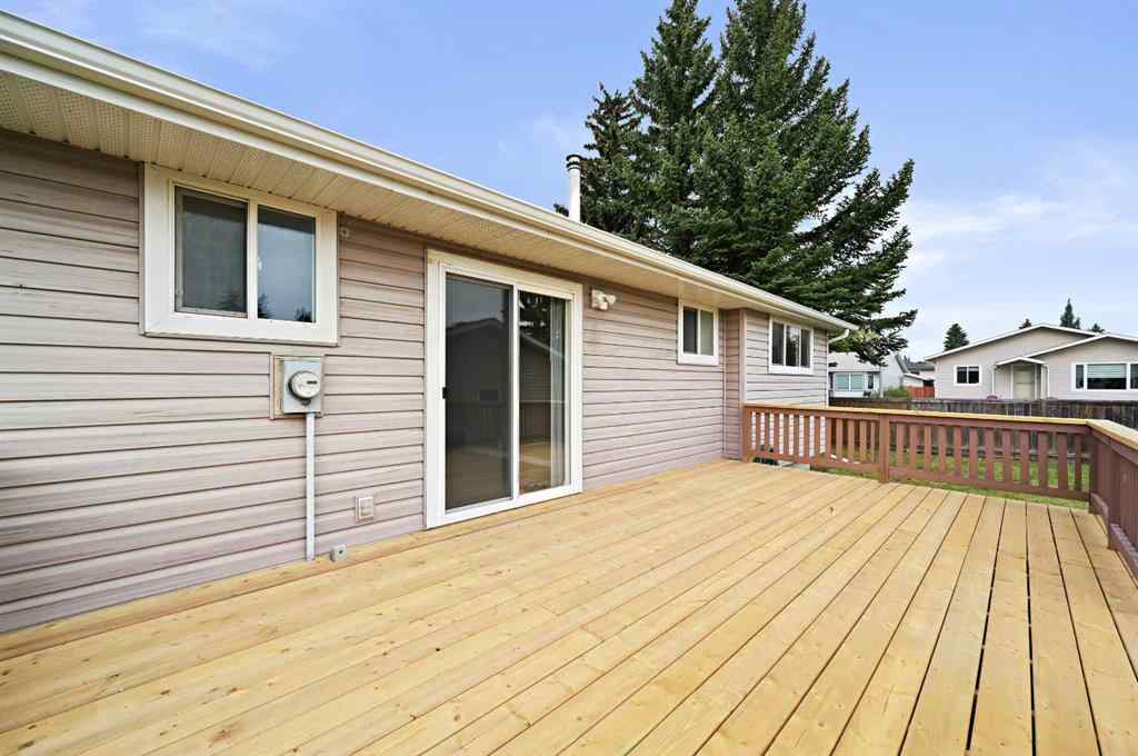 MLS® A2254086 - 5704 18 Avenue NE in Pineridge Calgary, Residential