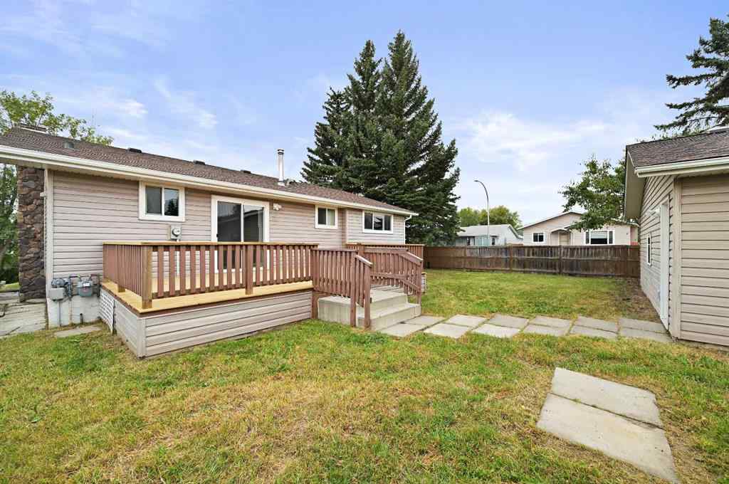MLS® A2254086 - 5704 18 Avenue NE in Pineridge Calgary, Residential