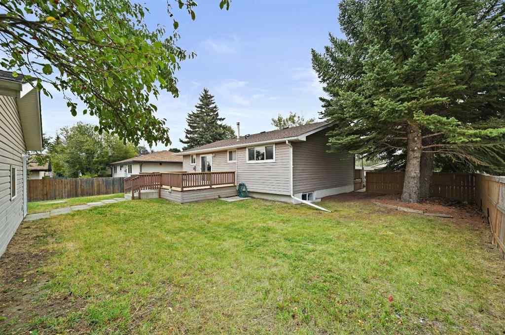 MLS® A2254086 - 5704 18 Avenue NE in Pineridge Calgary, Residential