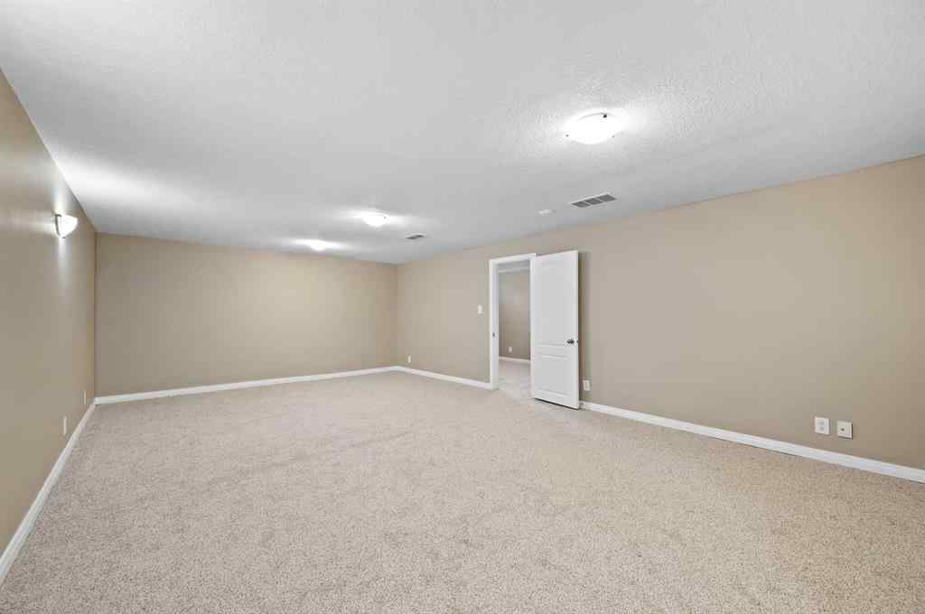 MLS® A2254086 - 5704 18 Avenue NE in Pineridge Calgary, Residential