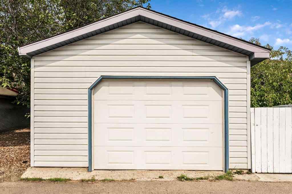MLS® A2254095 - 8007 Laguna Way NE in Monterey Park Calgary, Residential