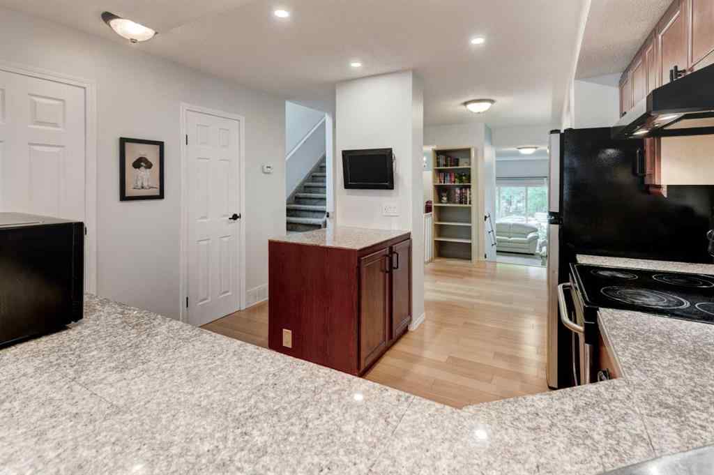 MLS® A2254184 - 3115 43 Street SW in Glenbrook Calgary, Residential