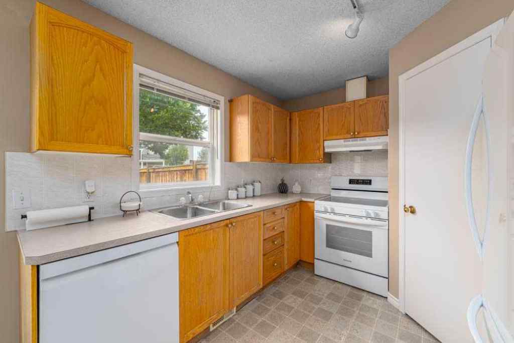 MLS® A2254211 - 1403 Eagleview Place NW in Eagleview Estates High River, Residential