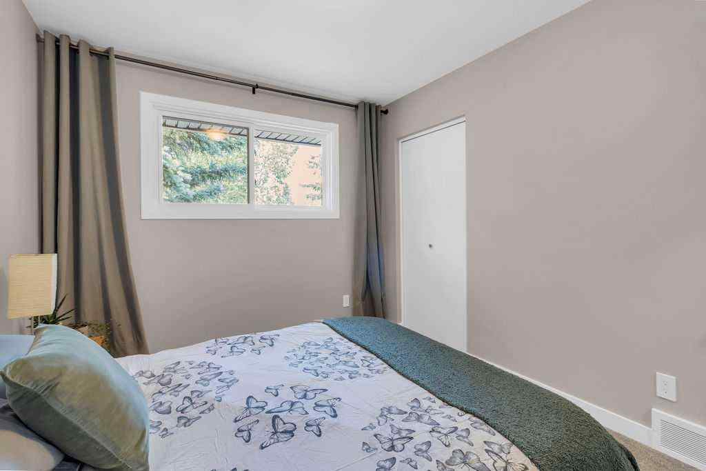 MLS® A2254312 - 212 Cedarille Green SW in Cedarbrae Calgary, Residential