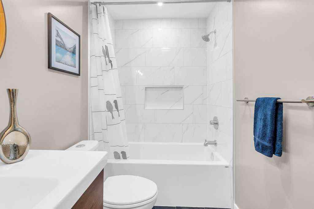 MLS® A2254312 - 212 Cedarille Green SW in Cedarbrae Calgary, Residential