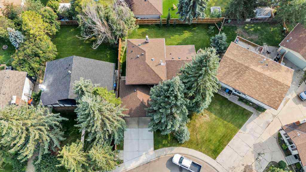 MLS® A2254312 - 212 Cedarille Green SW in Cedarbrae Calgary, Residential