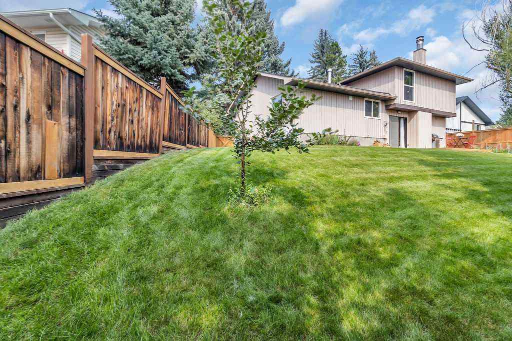 MLS® A2254312 - 212 Cedarille Green SW in Cedarbrae Calgary, Residential