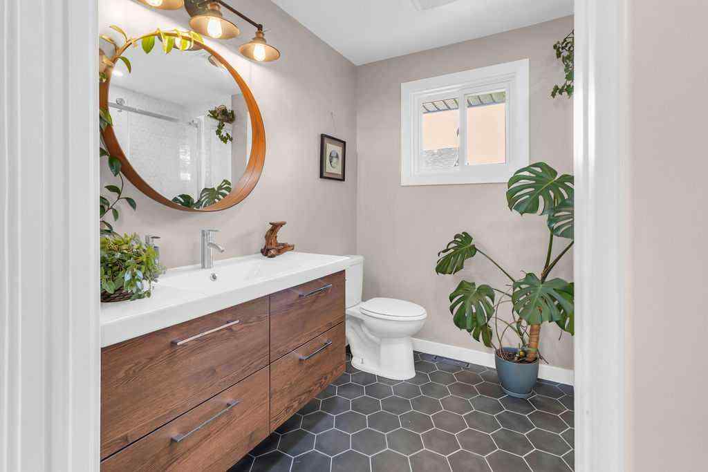 MLS® A2254312 - 212 Cedarille Green SW in Cedarbrae Calgary, Residential
