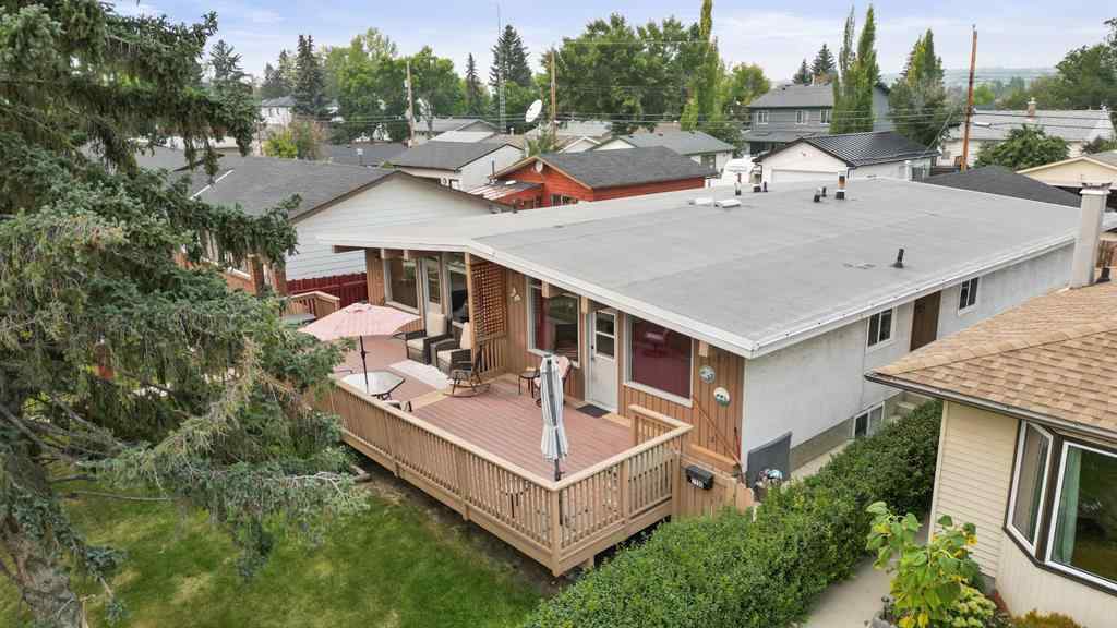 MLS® A2254325 - 7132 & 7130 35 Avenue NW in Bowness Calgary, Residential