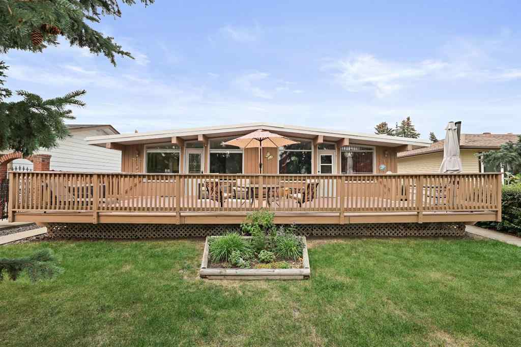 MLS® A2254325 - 7132 & 7130 35 Avenue NW in Bowness Calgary, Residential