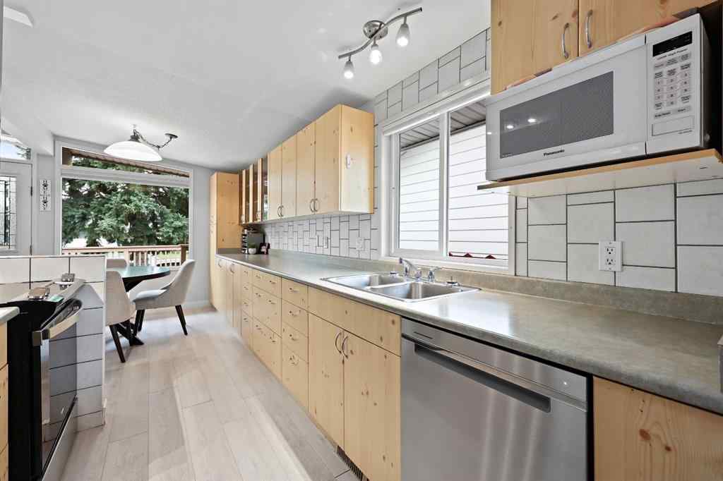 MLS® A2254325 - 7132 & 7130 35 Avenue NW in Bowness Calgary, Residential
