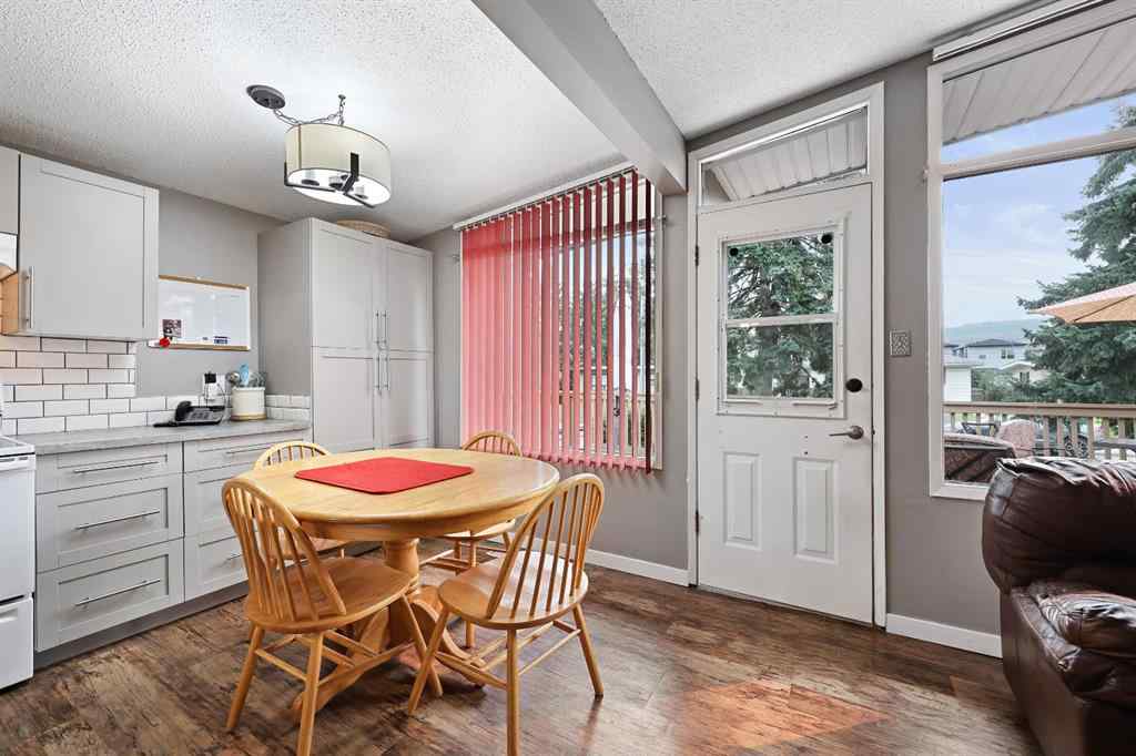 MLS® A2254325 - 7132 & 7130 35 Avenue NW in Bowness Calgary, Residential