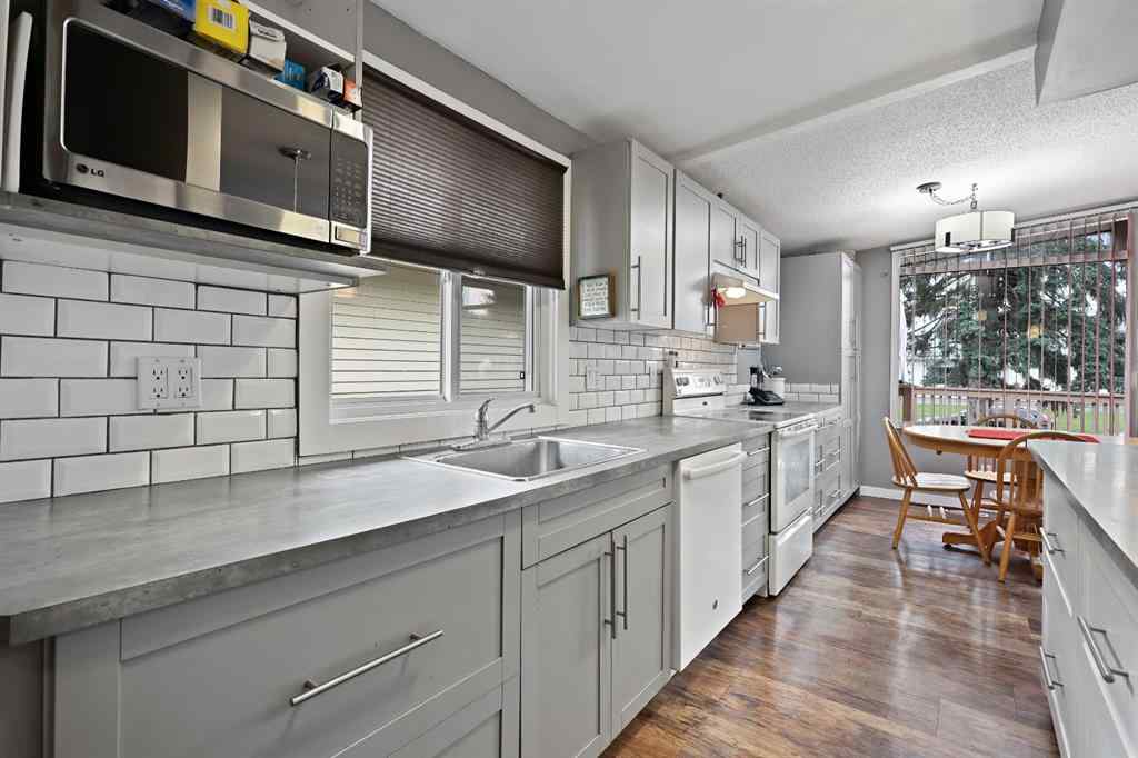 MLS® A2254325 - 7132 & 7130 35 Avenue NW in Bowness Calgary, Residential