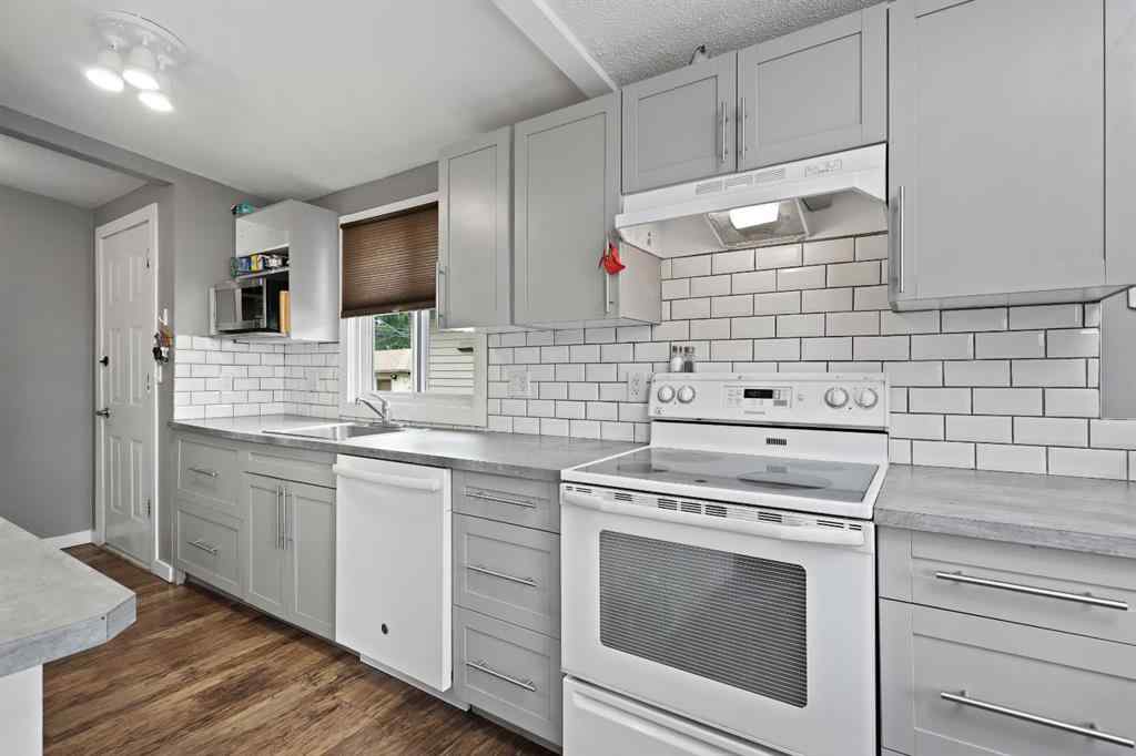 MLS® A2254325 - 7132 & 7130 35 Avenue NW in Bowness Calgary, Residential