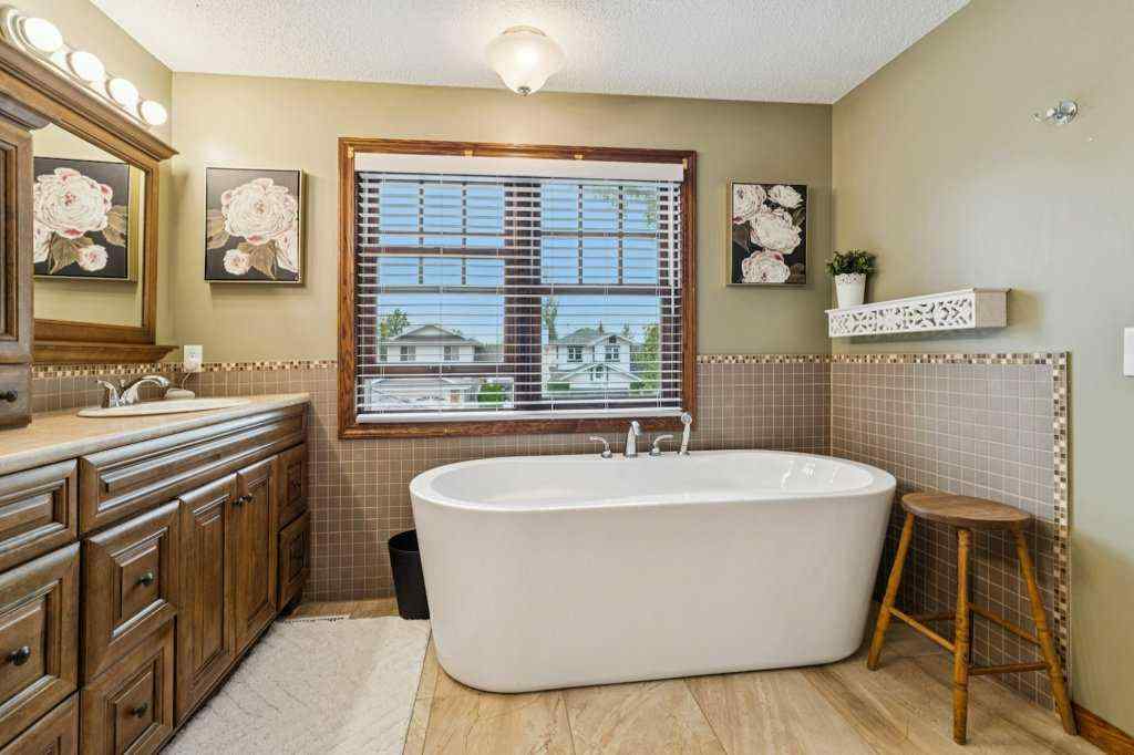 MLS® A2254350 - 59 Sandringham Close NW in Sandstone Valley Calgary, Residential