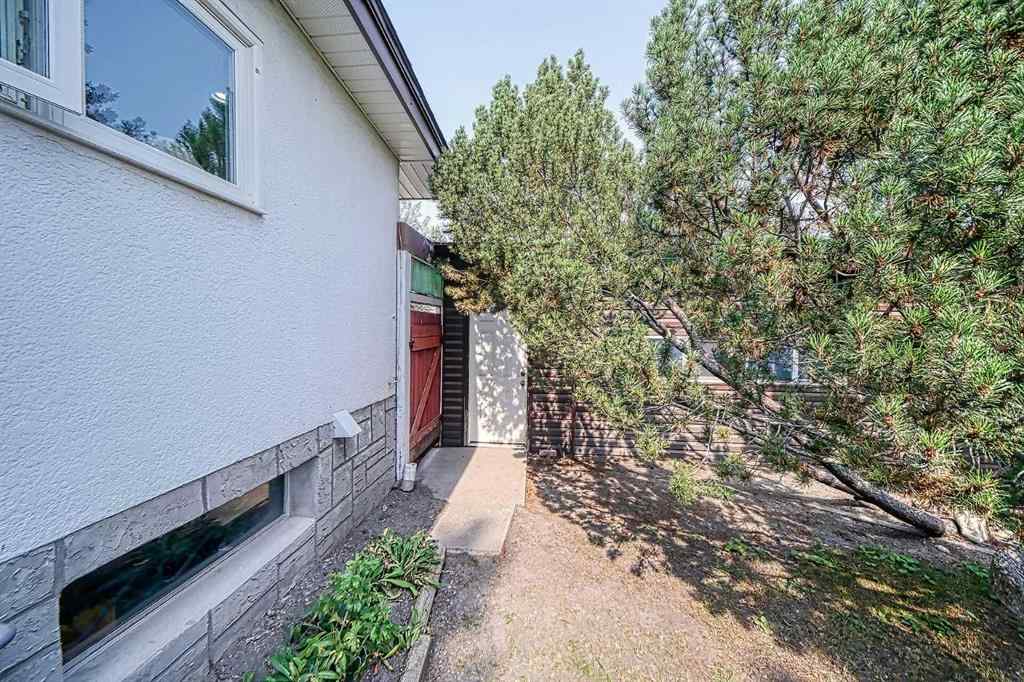 MLS® A2254364 - 10212 8 Street SW in Southwood Calgary, Residential