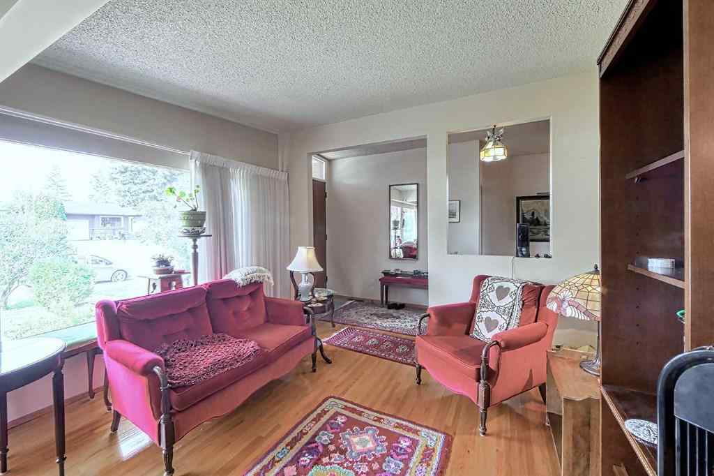 MLS® A2254364 - 10212 8 Street SW in Southwood Calgary, Residential
