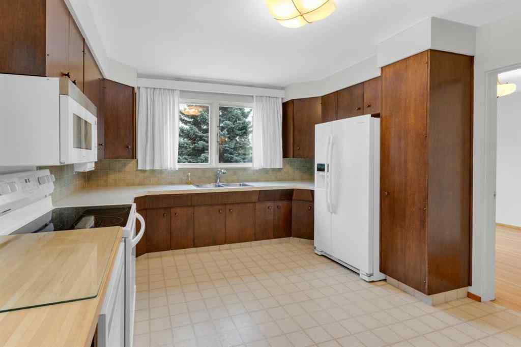 MLS® A2254530 - 2711 Crawford Road NW in Charleswood Calgary, Residential