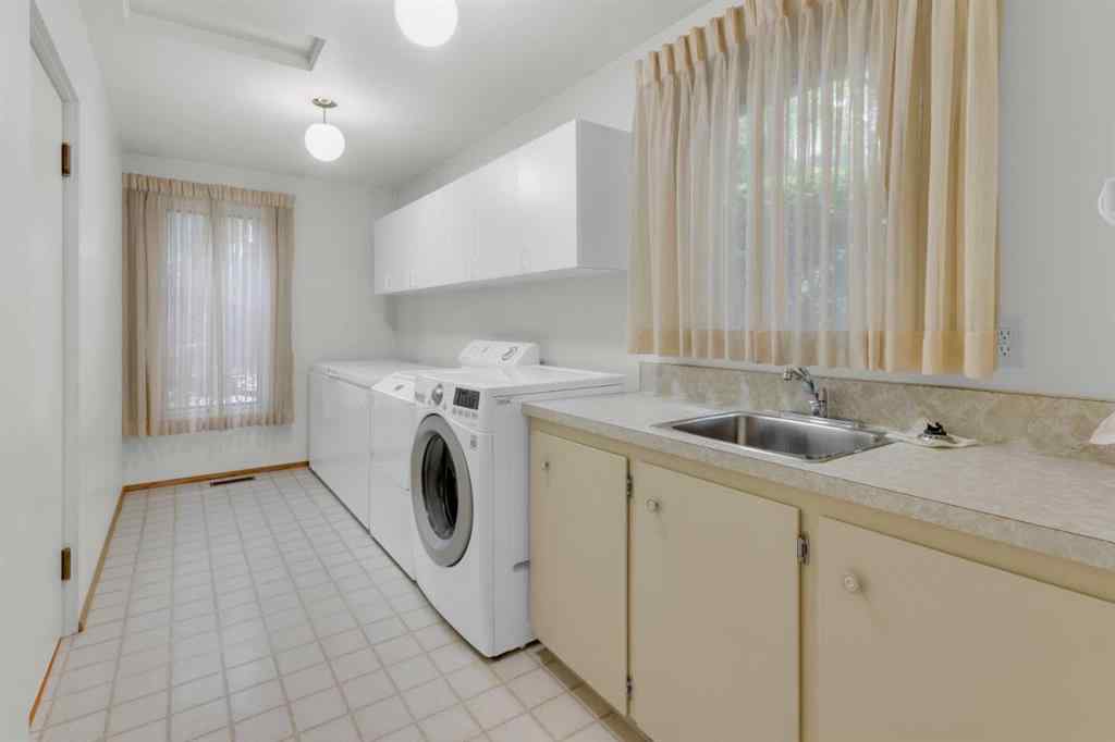 MLS® A2254530 - 2711 Crawford Road NW in Charleswood Calgary, Residential