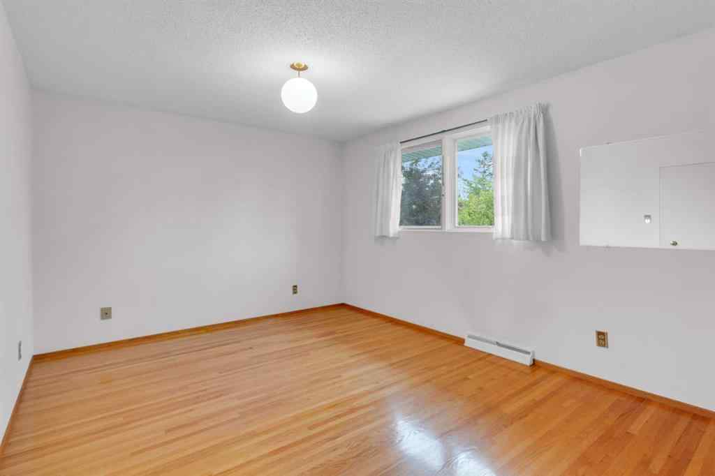 MLS® A2254530 - 2711 Crawford Road NW in Charleswood Calgary, Residential