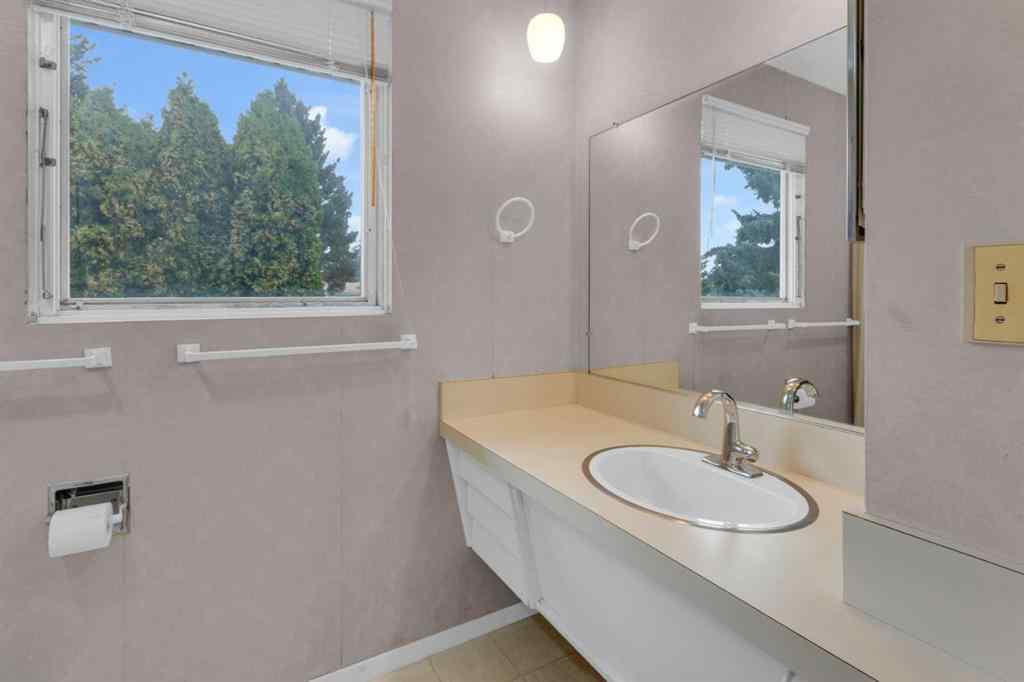 MLS® A2254530 - 2711 Crawford Road NW in Charleswood Calgary, Residential