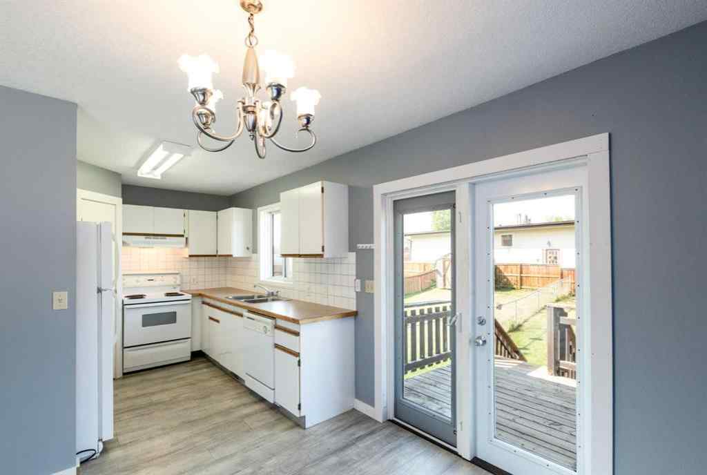 MLS® A2254536 - 5302 36A Street  in South Innisfail Innisfail, Residential