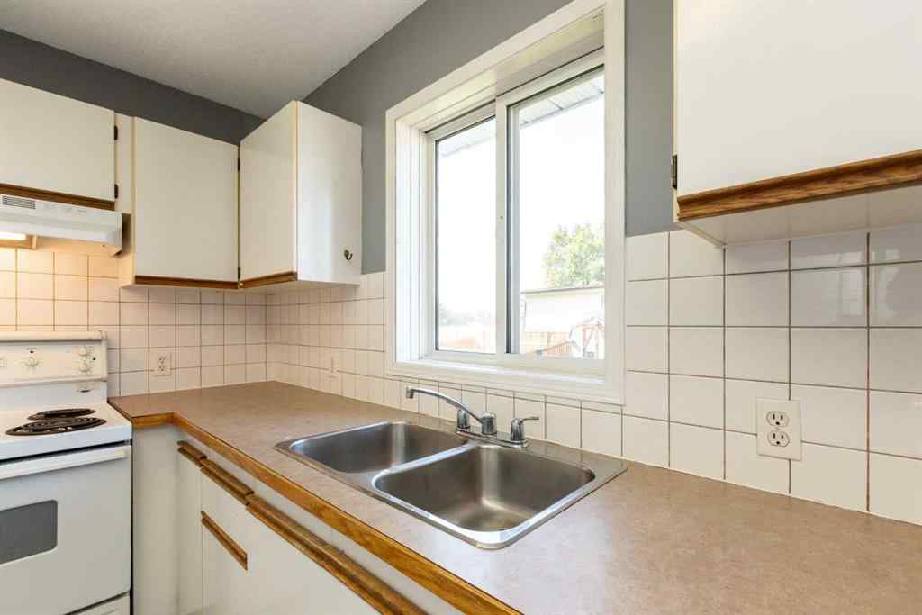 MLS® A2254536 - 5302 36A Street  in South Innisfail Innisfail, Residential