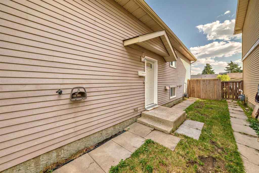 MLS® A2254624 - 128 Castlebrook Rise  in Castleridge Calgary, Residential
