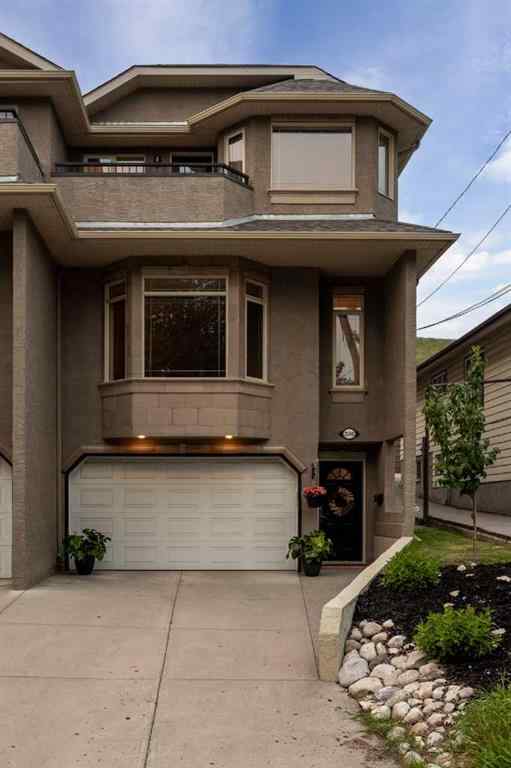 MLS® A2254637 - 2540 7 Avenue NW in West Hillhurst Calgary, Residential