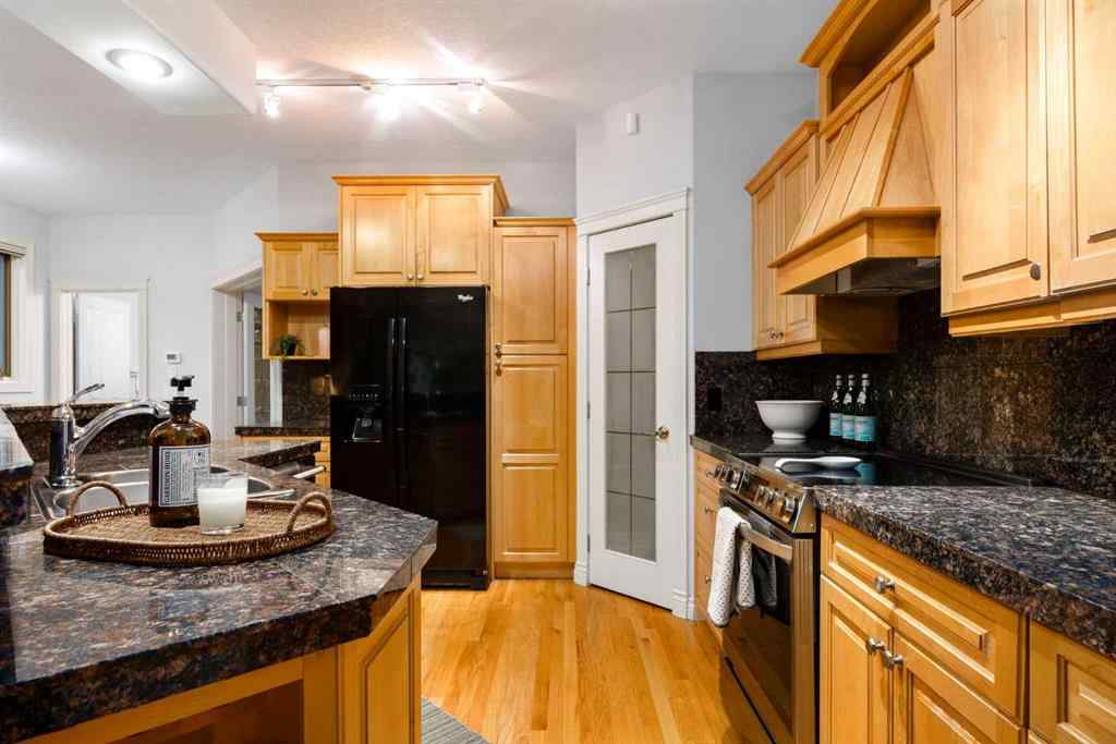 MLS® A2254637 - 2540 7 Avenue NW in West Hillhurst Calgary, Residential