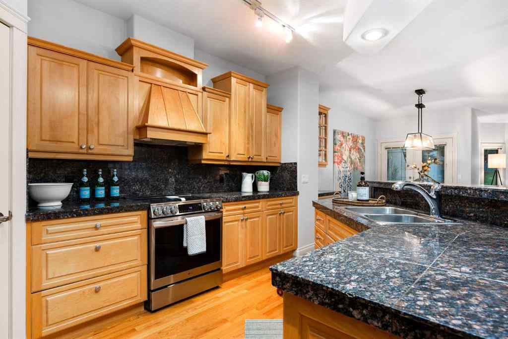 MLS® A2254637 - 2540 7 Avenue NW in West Hillhurst Calgary, Residential