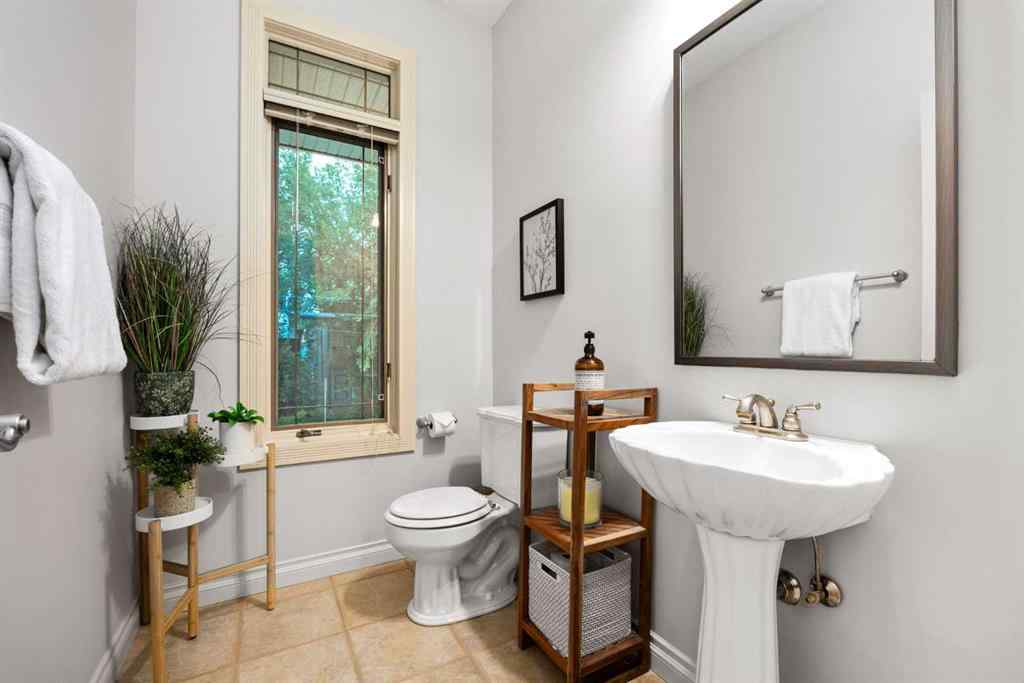 MLS® A2254637 - 2540 7 Avenue NW in West Hillhurst Calgary, Residential