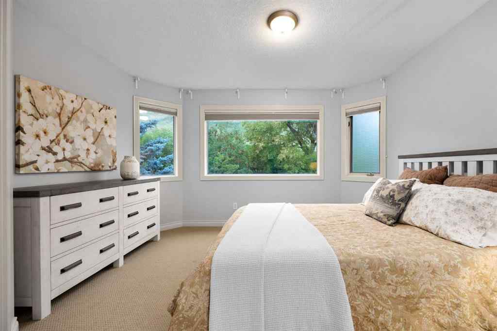 MLS® A2254637 - 2540 7 Avenue NW in West Hillhurst Calgary, Residential