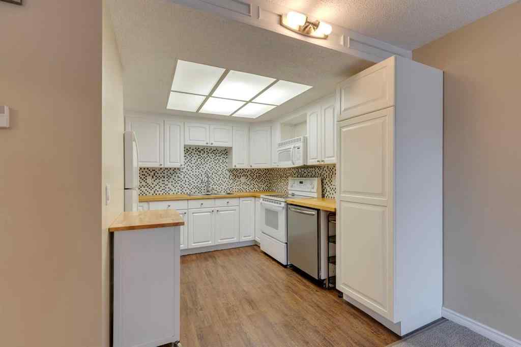 MLS® A2254669 - Unit #5 3015 51 Street SW in Glenbrook Calgary, Residential
