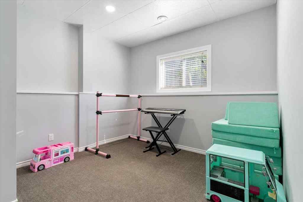 MLS® A2254718 - 9333 128 Avenue  in Crystal Lake Estates Grande Prairie, Residential