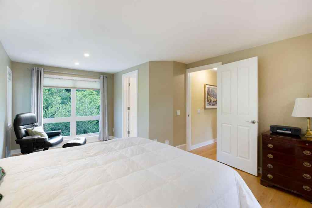 MLS® A2254721 - 2 Varston Place NW in Varsity Calgary, Residential