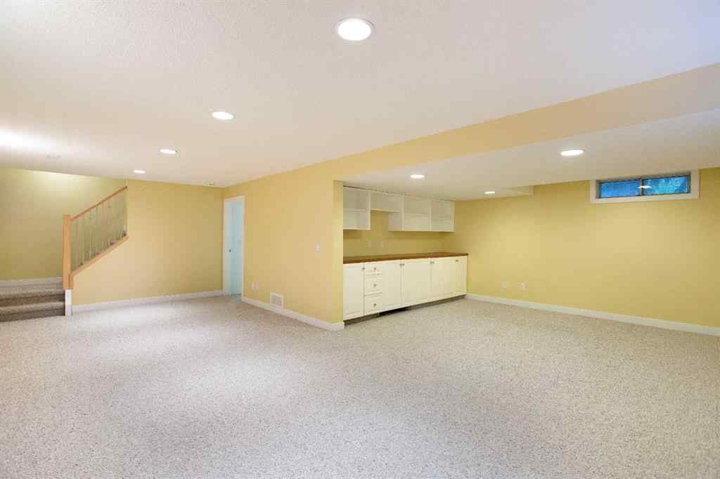 MLS® A2254721 - 2 Varston Place NW in Varsity Calgary, Residential