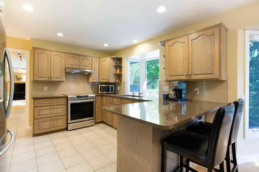 MLS® A2254721 - 2 Varston Place NW in Varsity Calgary, Residential