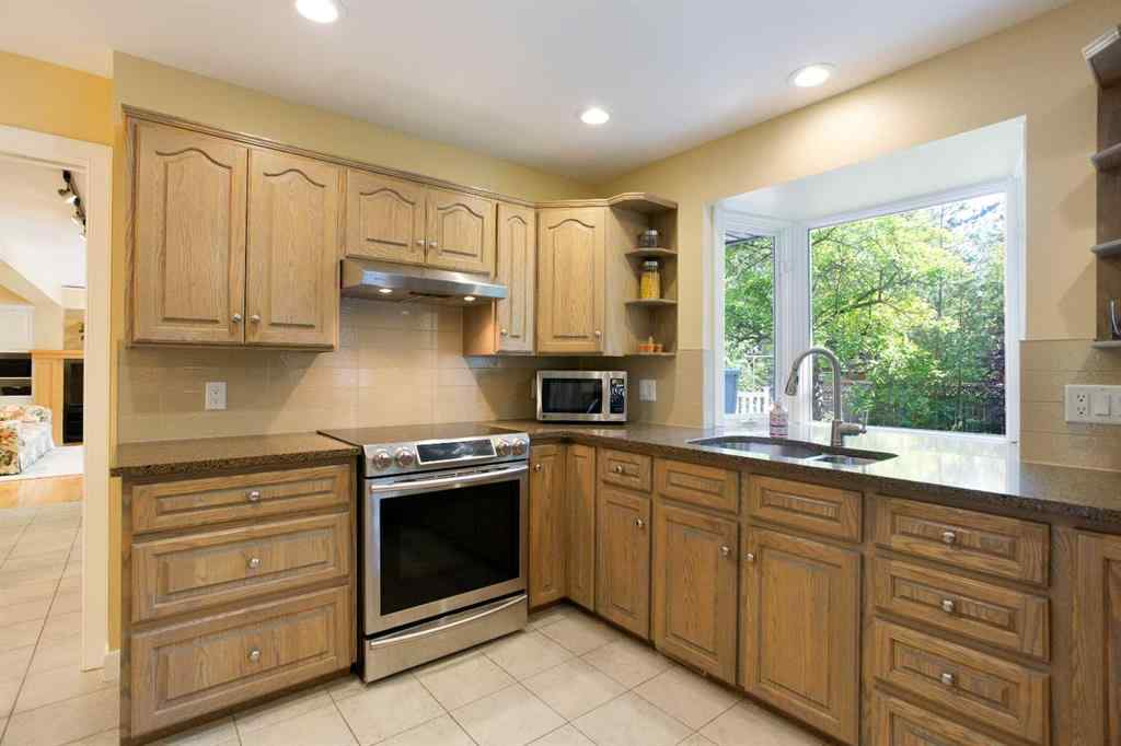 MLS® A2254721 - 2 Varston Place NW in Varsity Calgary, Residential