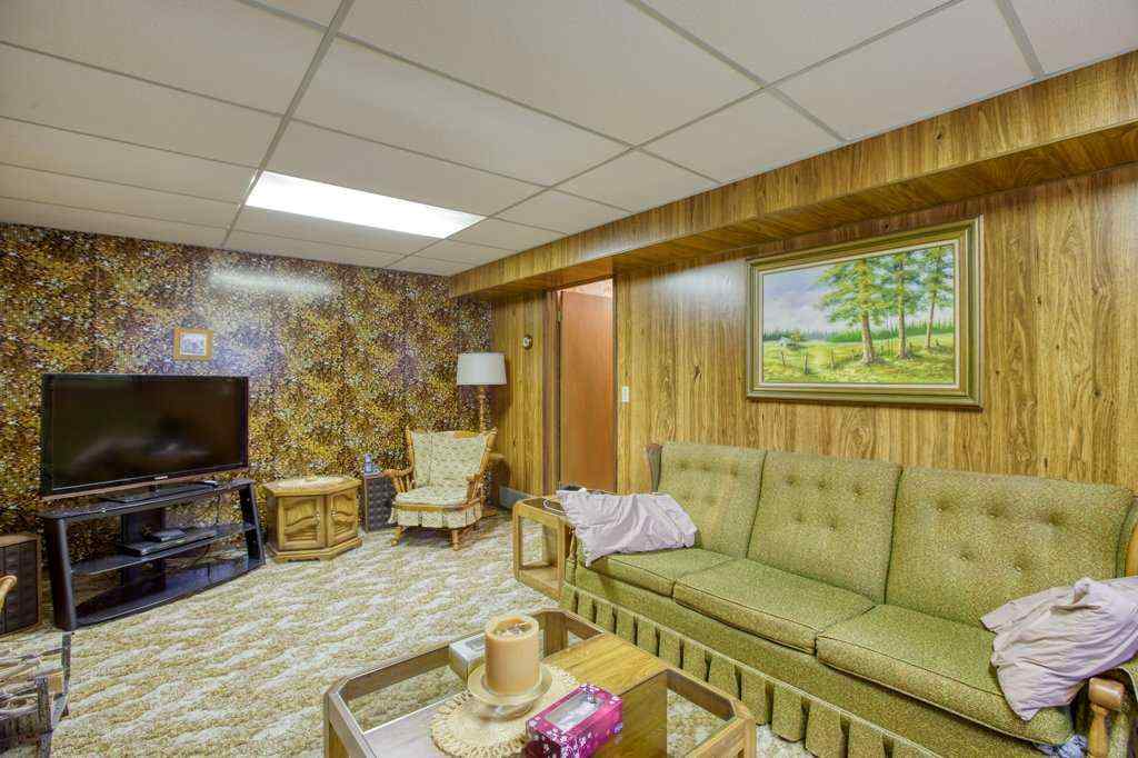 MLS® A2254724 - 307 Silverthorn Way NW in Silver Springs Calgary, Residential