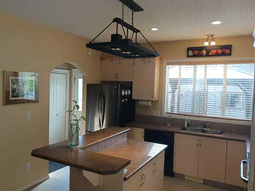 MLS® A2254925 - 5853 Sutter Place NW in South Terwillegar Edmonton, Residential