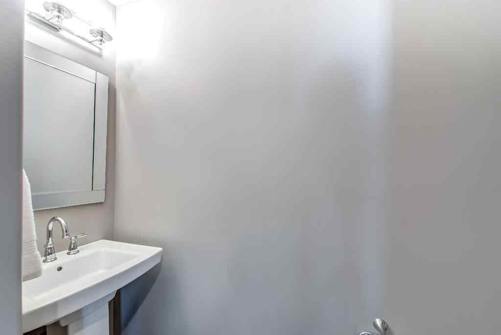 MLS® A2254935 - 48 Hamptons Crescent SE in SE Southridge Medicine Hat, Residential