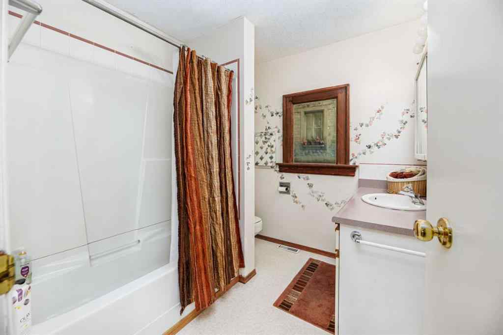 MLS® A2254981 - 5702 48 Avenue  in Downtown Lacombe Lacombe, Residential