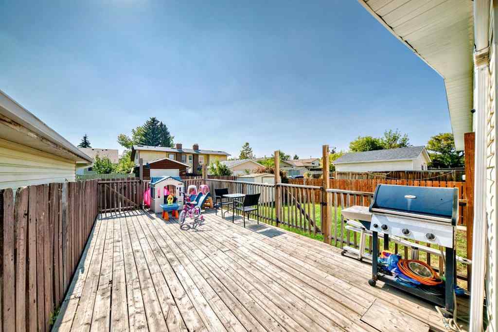 MLS® A2255001 - 6327 24 Avenue NE in Pineridge Calgary, Residential